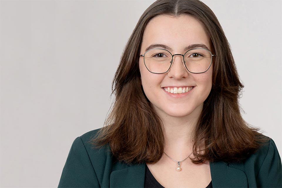 Porträt&nbsp;Alina Schläppi,&nbsp;Mitarbeiterin Steuern