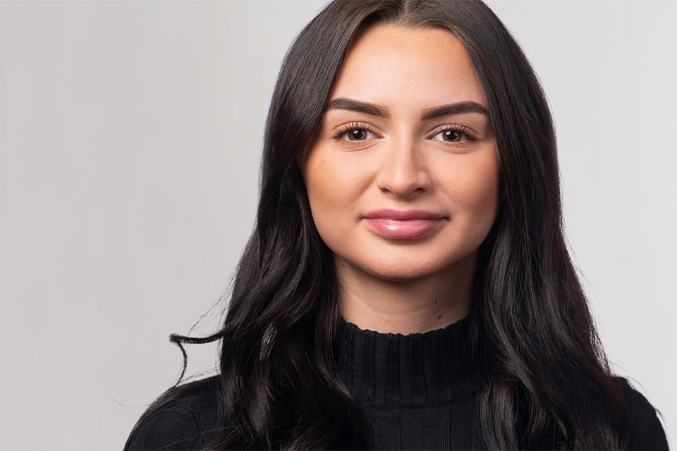 Porträt: Hana Iseni, Hana Iseni Leiterin Einwohnerdienste und stellvertretende Leiterin Kanzlei
