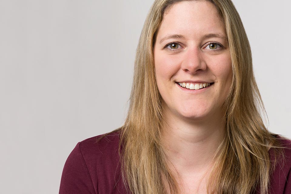 Porträt&nbsp;Nadine Fischbacher ,&nbsp;Stellvertreterin Leiterin Finanzen