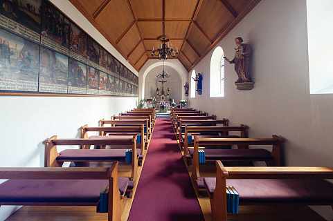 Emauskappelle innen mit Blick zum einfachen Altar