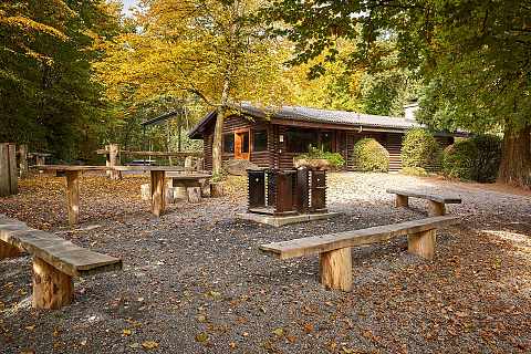 Forsthaus mit Feuerstelle und Sitzgelegenheiten